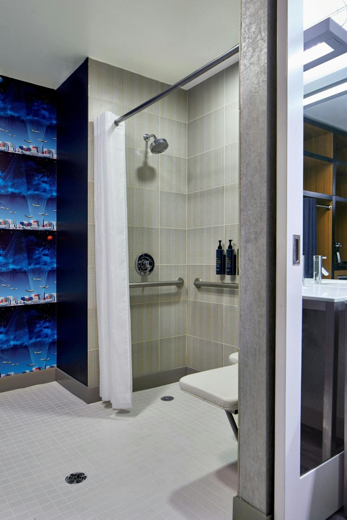 Aloft Dulles Airport North 3*